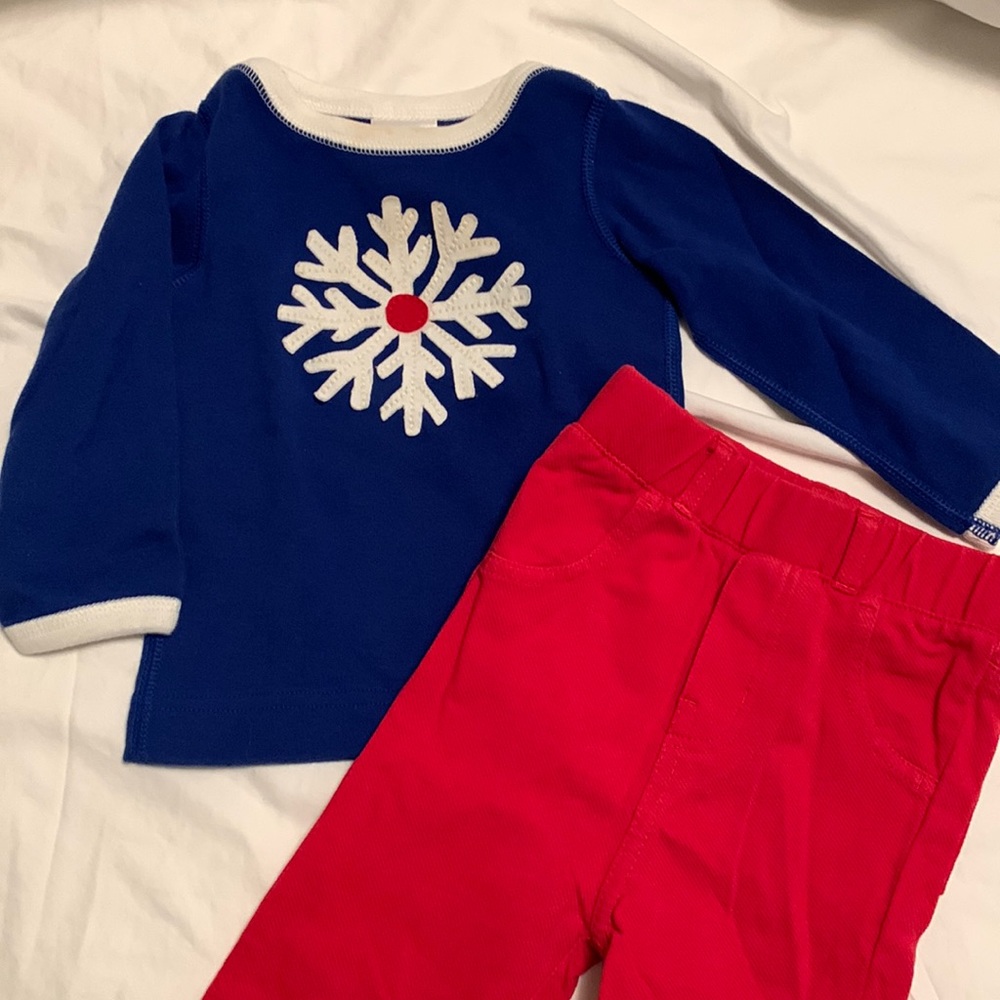 Hanna Andersson LS snowflake tee and red bottoms size 75 / 12-18mo
